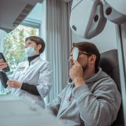 Чем окулист отличается от офтальмолога?