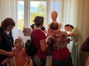 Погружение в мир балета началось с экскурсии: костюмы, эскизы, закулисье – и тифлокомментирование для особенной аудитории.